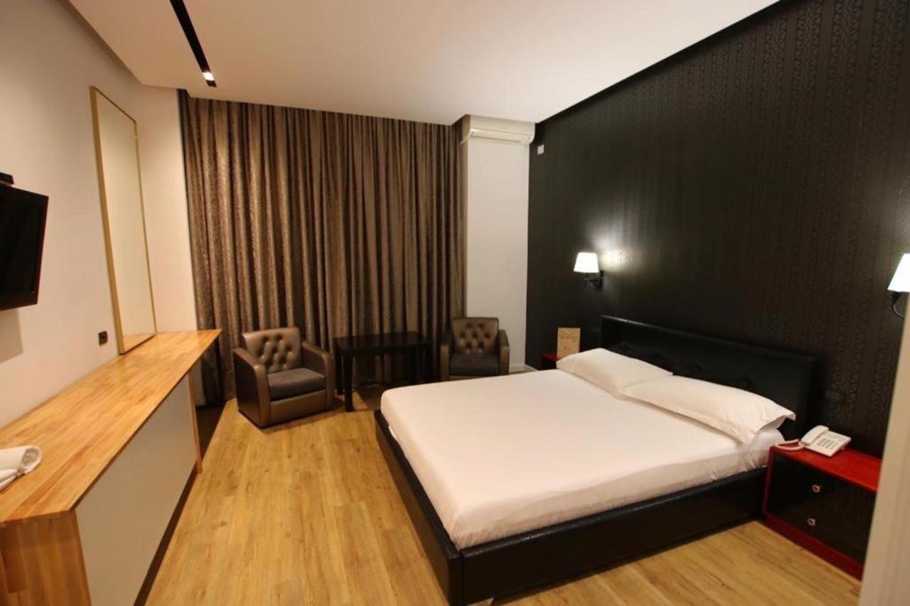 Aurelis Hotel Bërxull Esterno foto