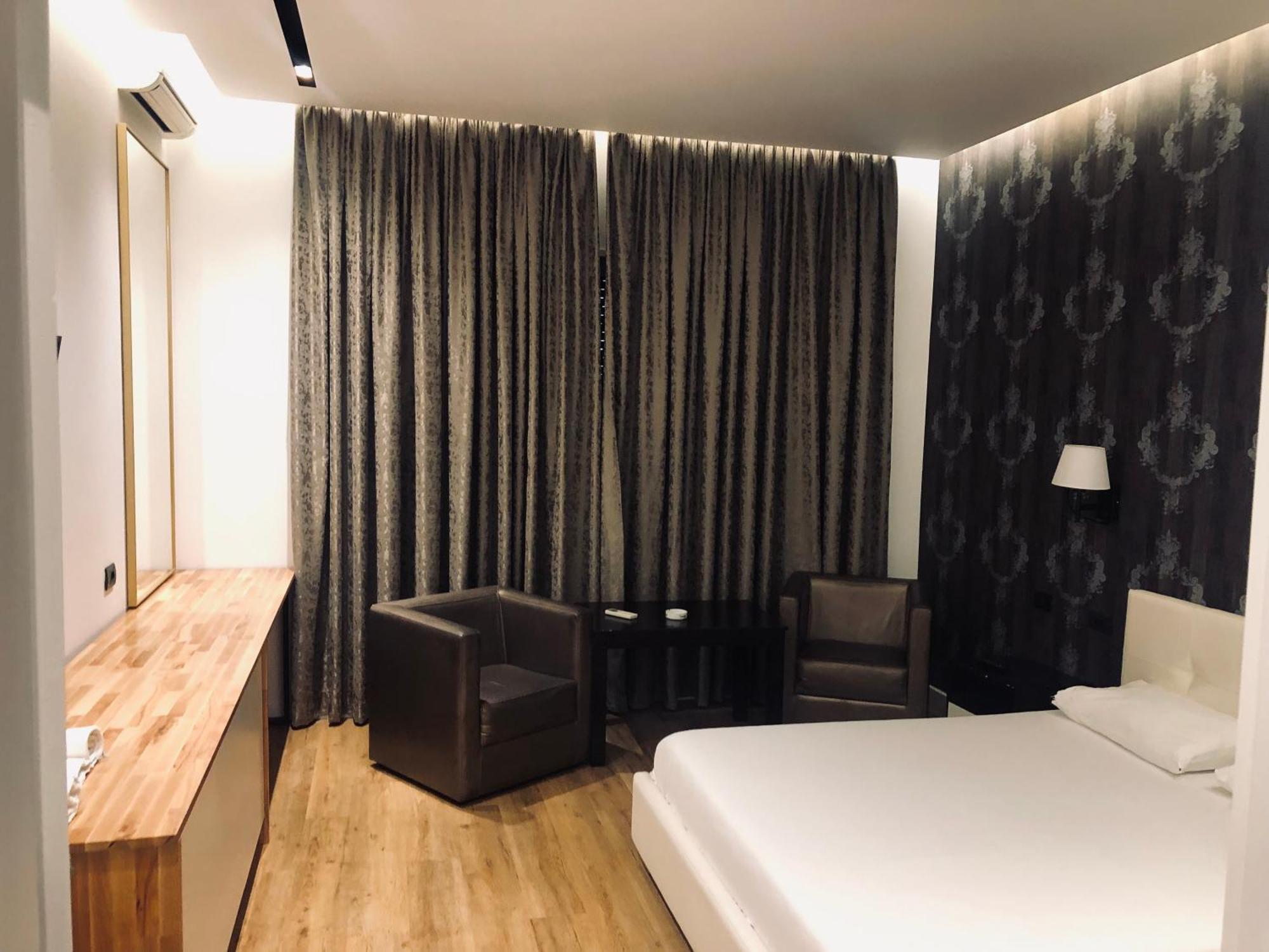 Aurelis Hotel Bërxull Esterno foto