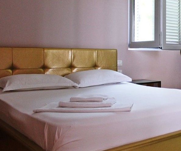 Aurelis Hotel Bërxull Esterno foto
