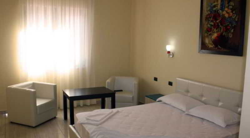 Aurelis Hotel Bërxull Esterno foto