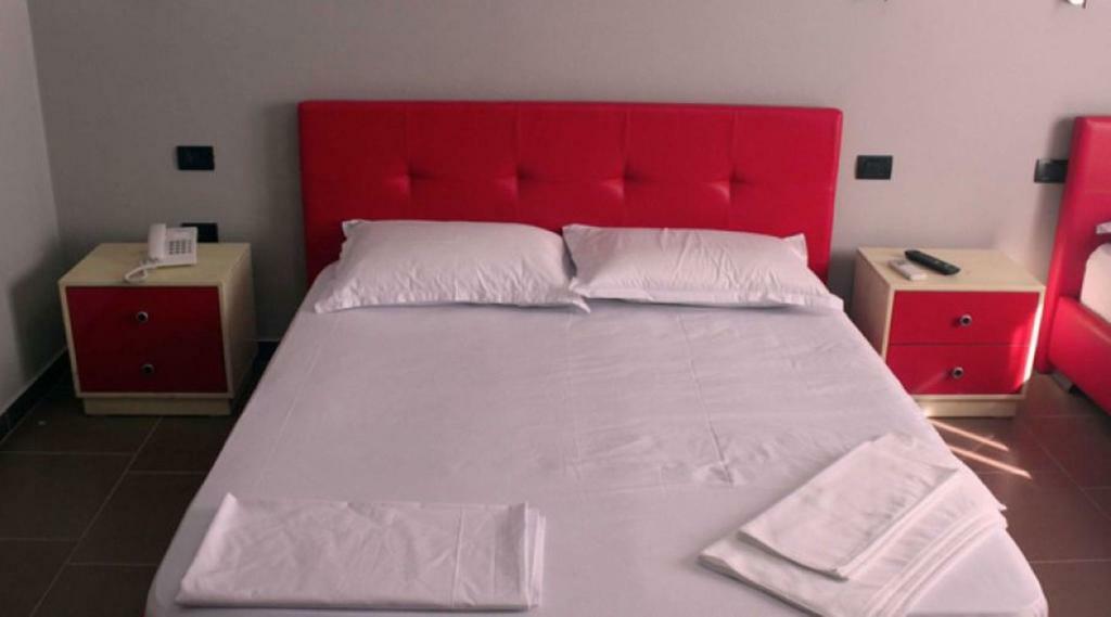 Aurelis Hotel Bërxull Esterno foto