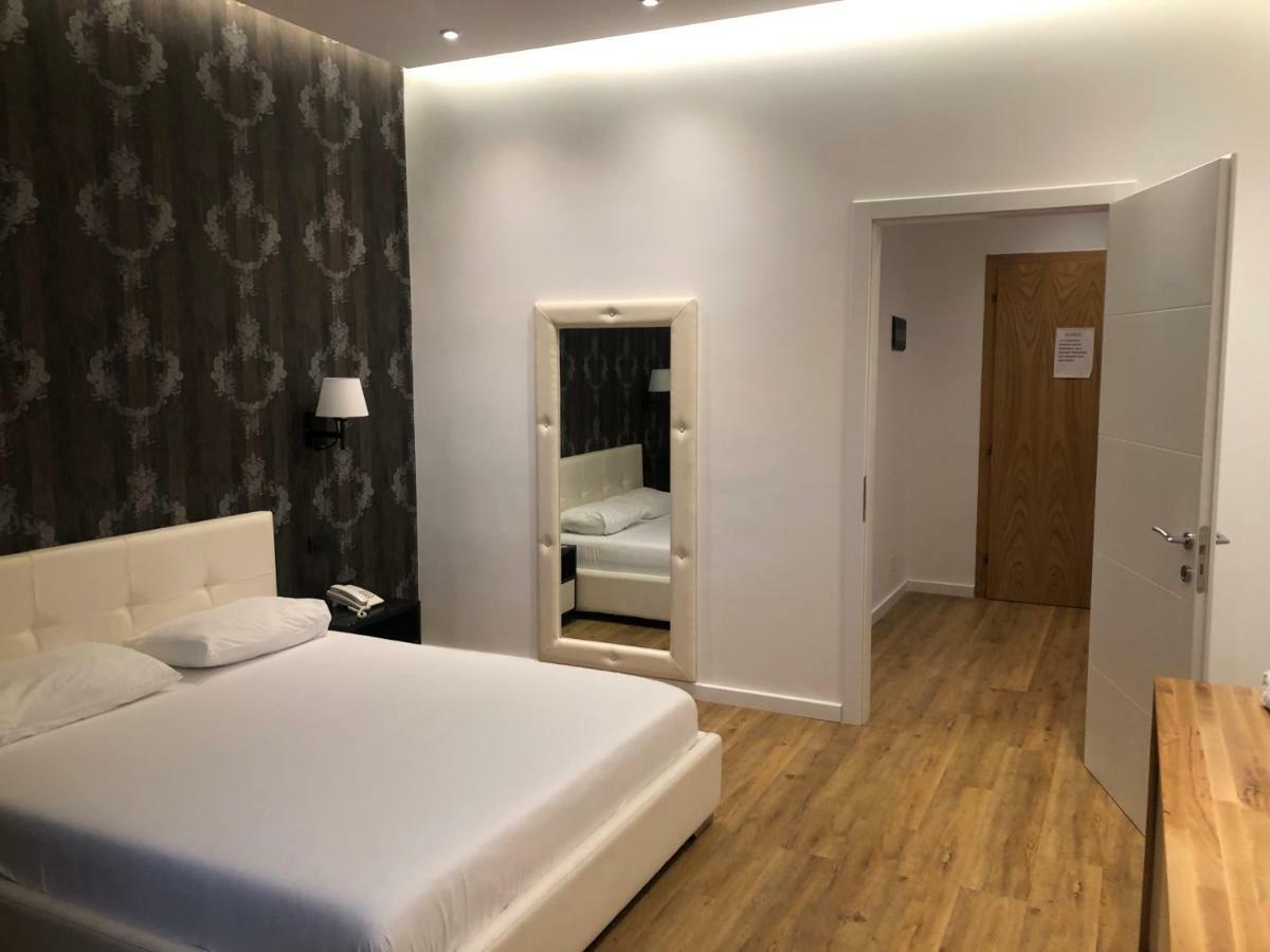 Aurelis Hotel Bërxull Esterno foto