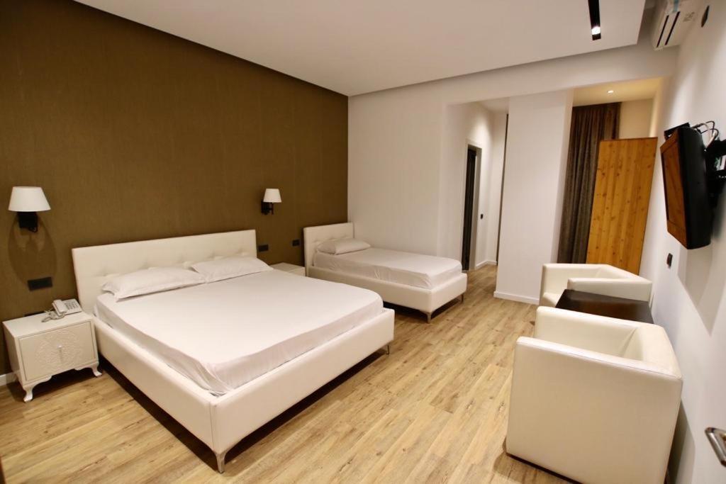 Aurelis Hotel Bërxull Esterno foto