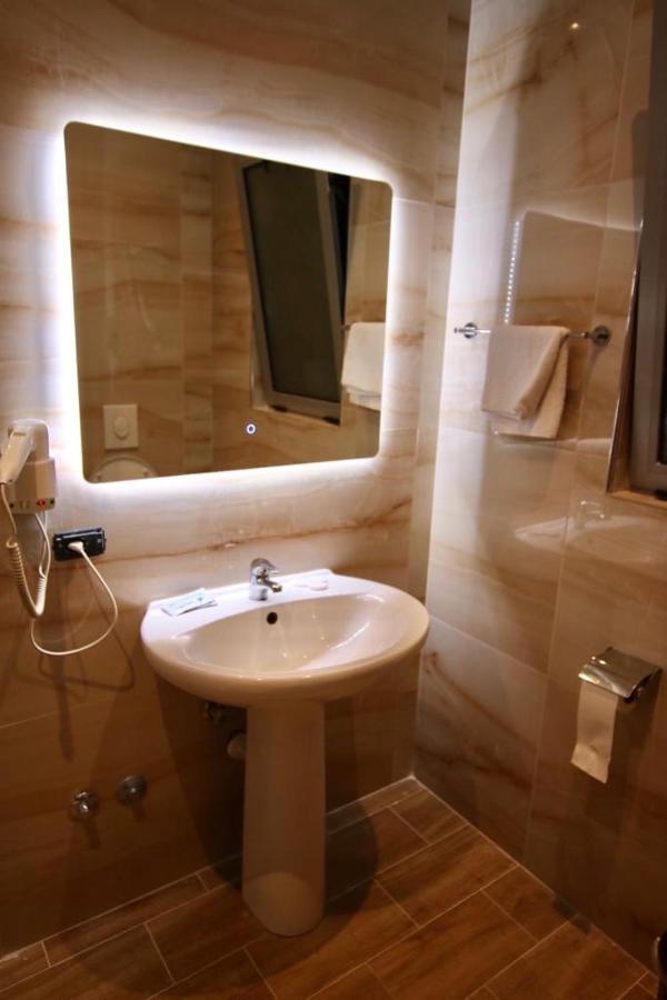 Aurelis Hotel Bërxull Esterno foto