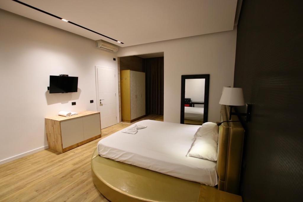 Aurelis Hotel Bërxull Esterno foto