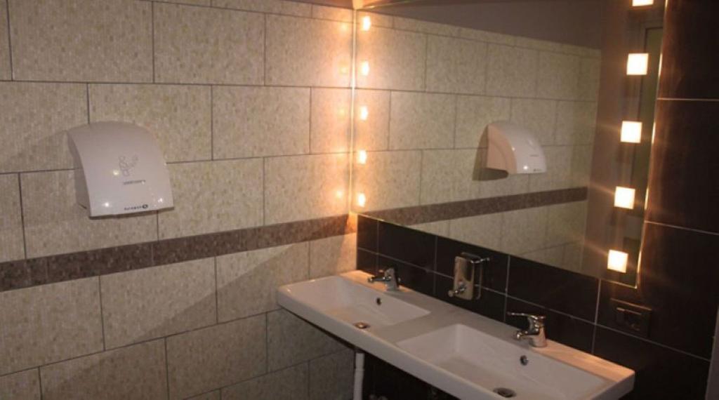 Aurelis Hotel Bërxull Esterno foto