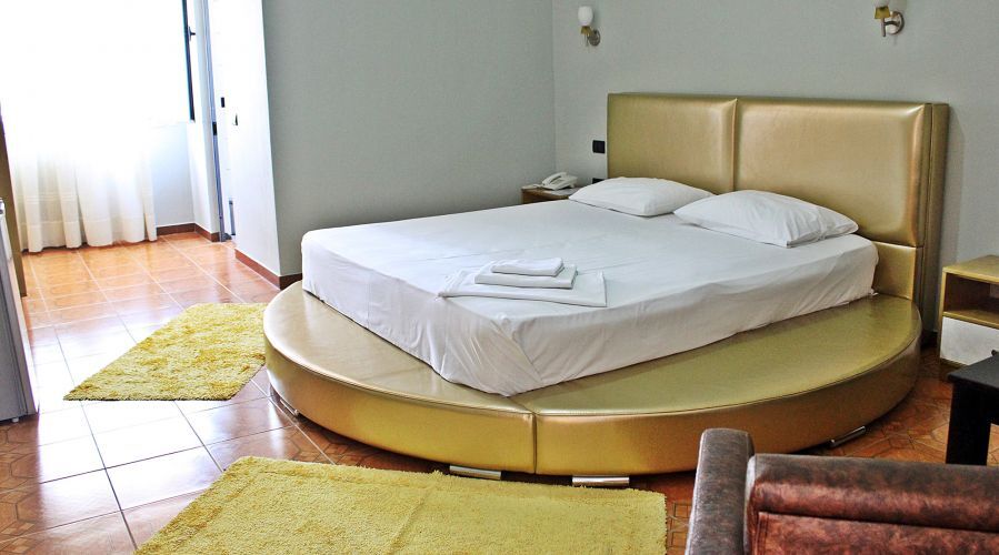 Aurelis Hotel Bërxull Esterno foto